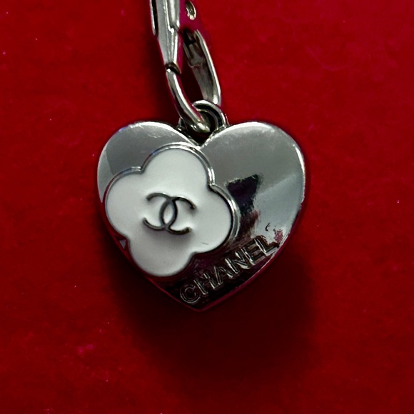 Cool Vintage stamped necklace upcycled with a silver zipper pull - Picture 4 of 7